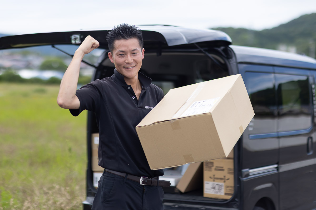 OKサインをしている宅配男性