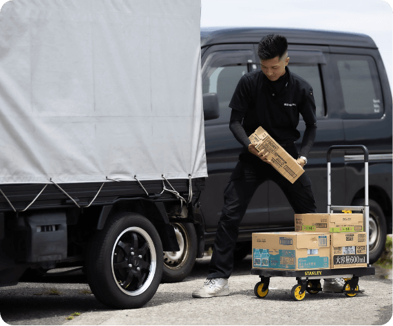 荷物を下ろす男性