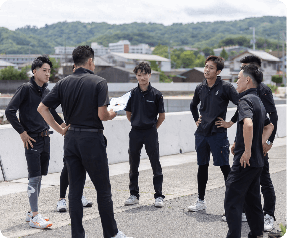 集合している社員たち