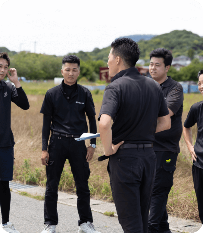 トラックの運転席でメモをとる男性