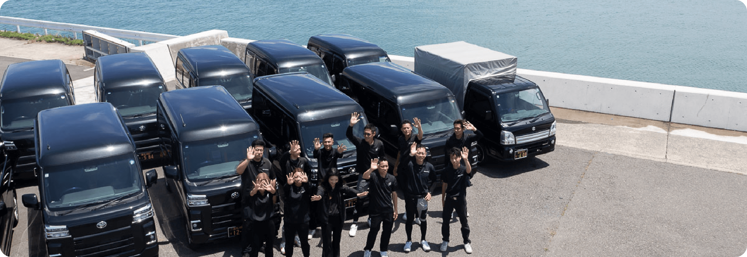 従業員と軽自動車の集合写真