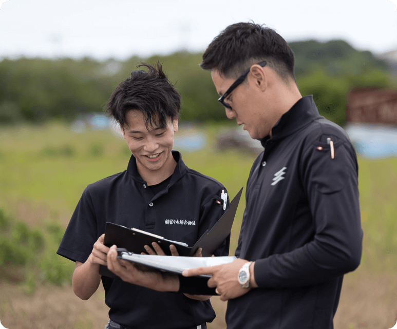 運送について話し合う2人の社員