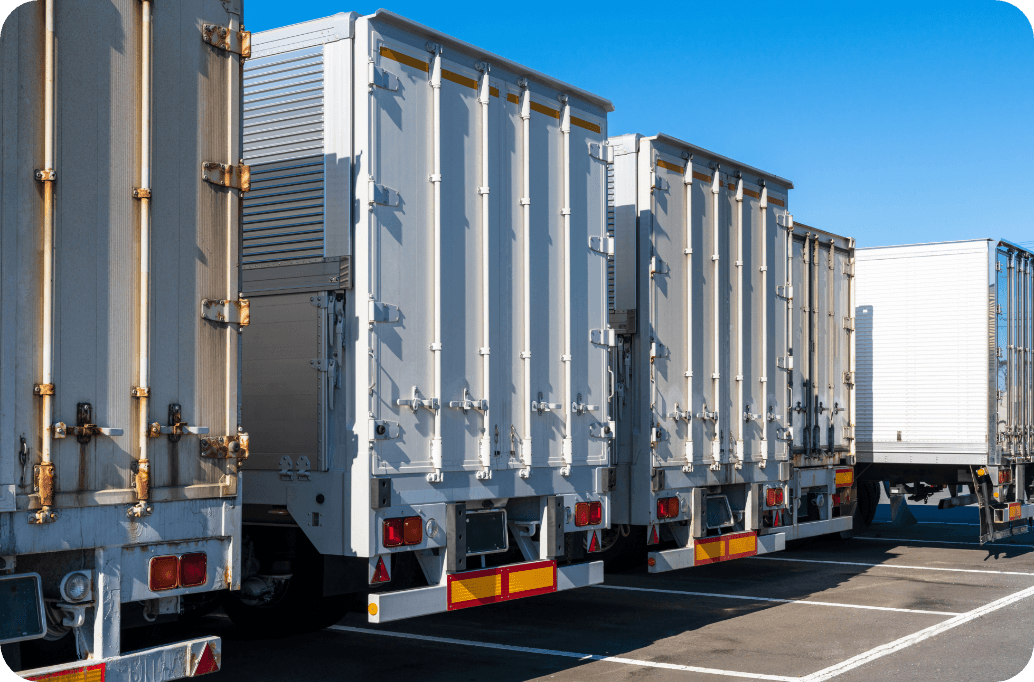 複数台駐車されているトラック