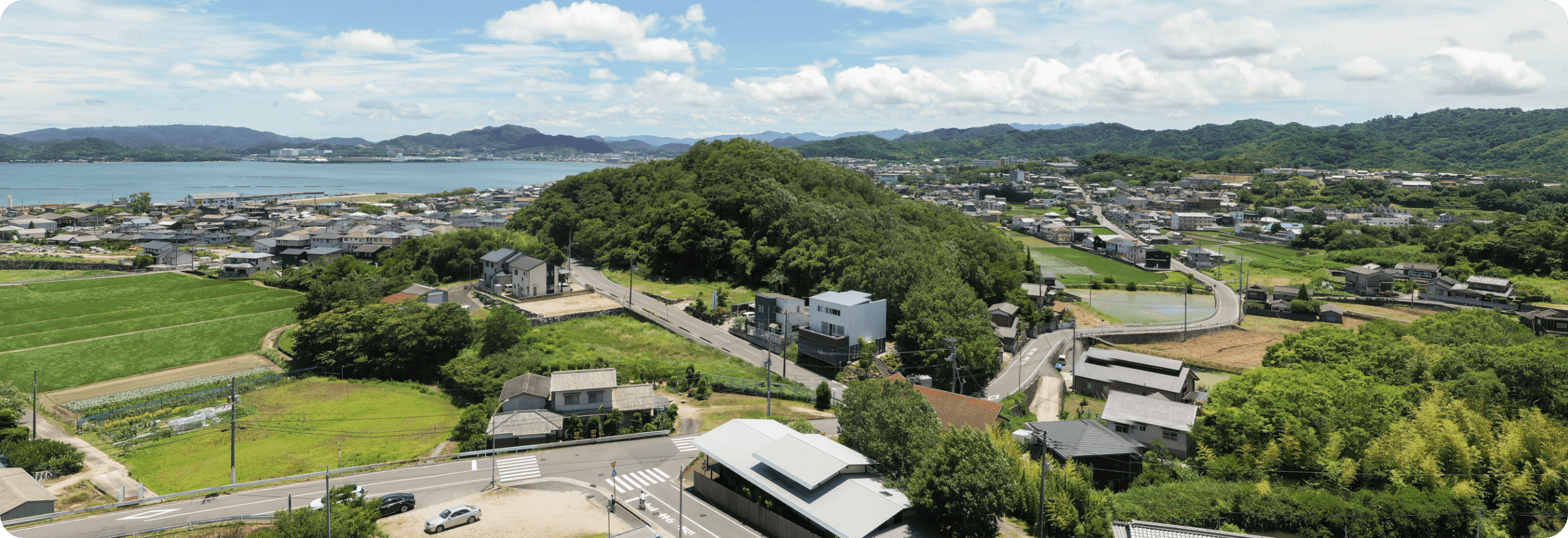 従業員と軽自動車の集合写真