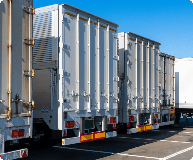 4台のトラックの背面