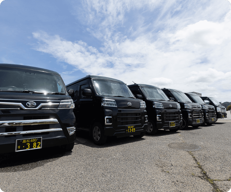 複数台の黒い軽自動車