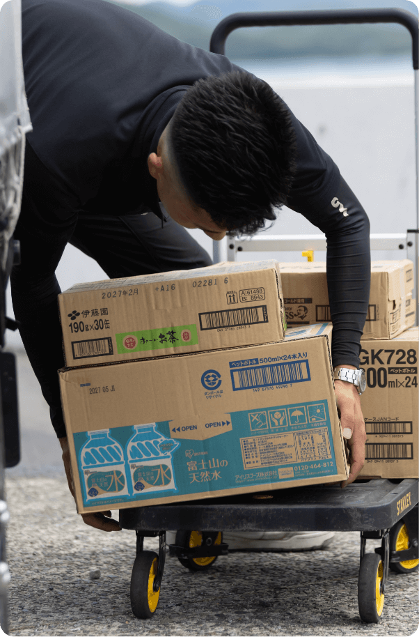 大量の荷物が収納されている倉庫