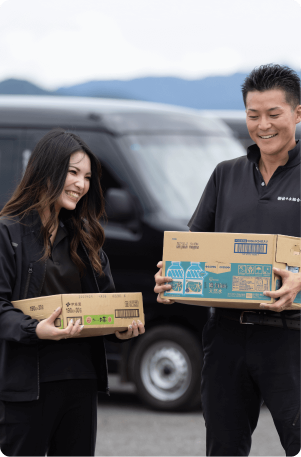 段ボールを持つ作業員の手