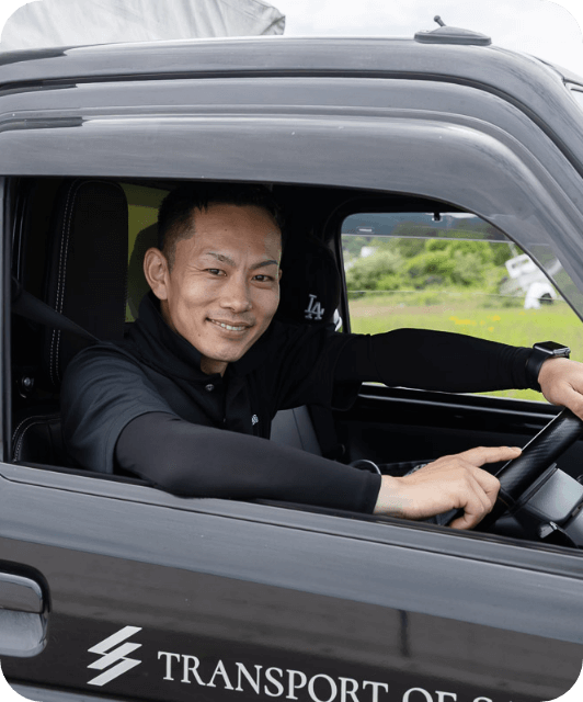 トラックを運転している男性