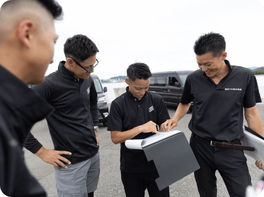 荷物を運ぶ男性の手元